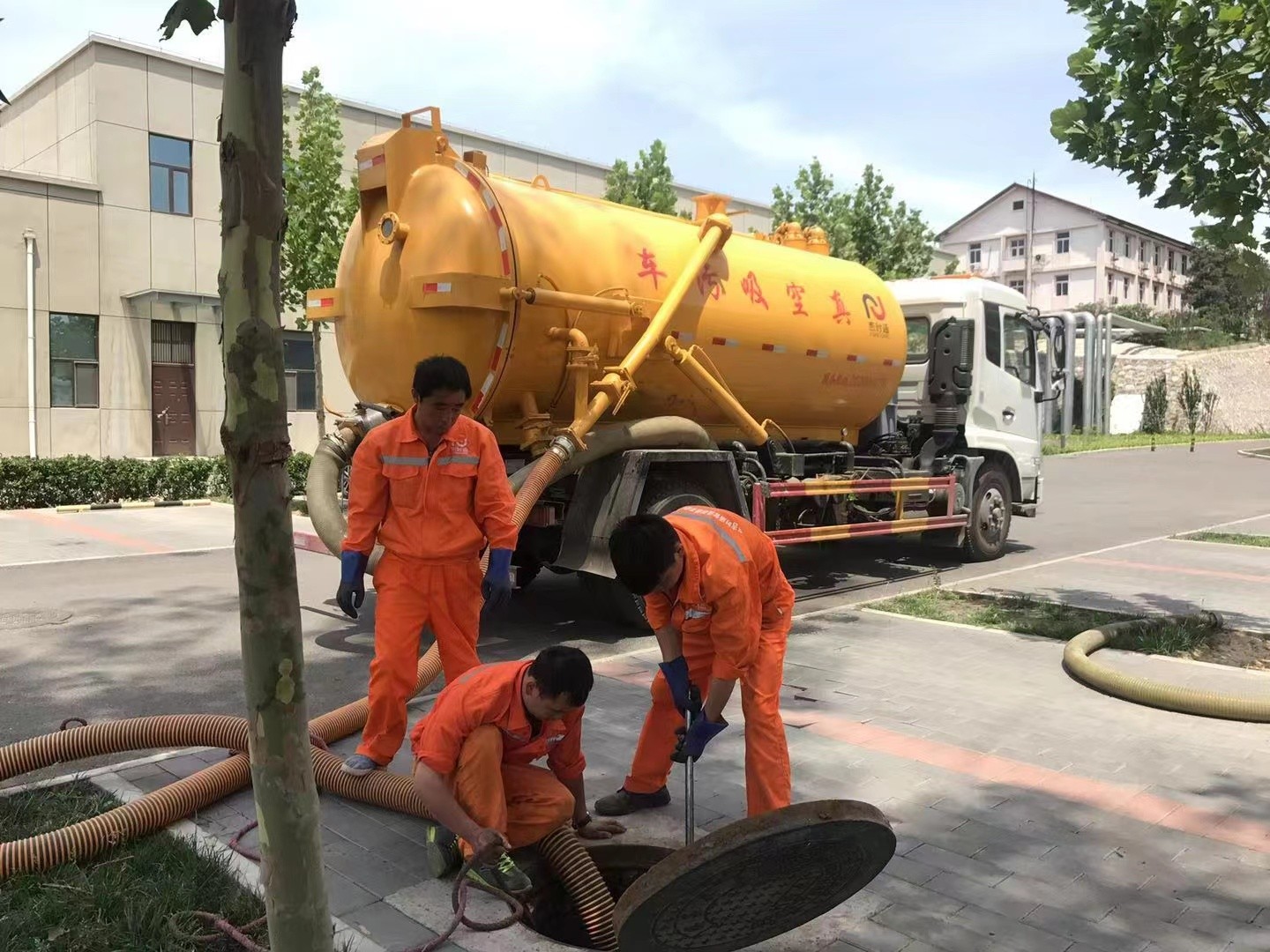 讷河管道疏通车停在窨井附近